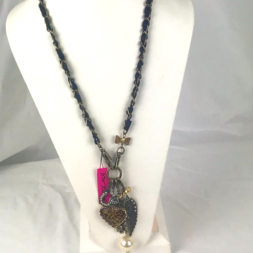 🎉HP Vintage betsy leopard heart , wing Neck